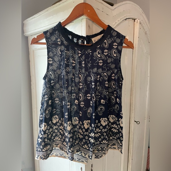 Beautiful designer strapless top in like new condition! - Picture 4 of 5